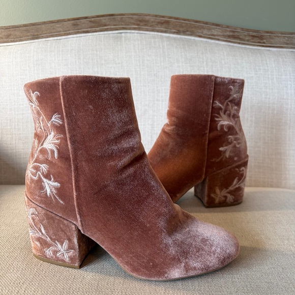 Kenneth Cole Size 9.5 Renna Pink Velvet Ankle Boots with White Floral Embroidery - Picture 12 of 12